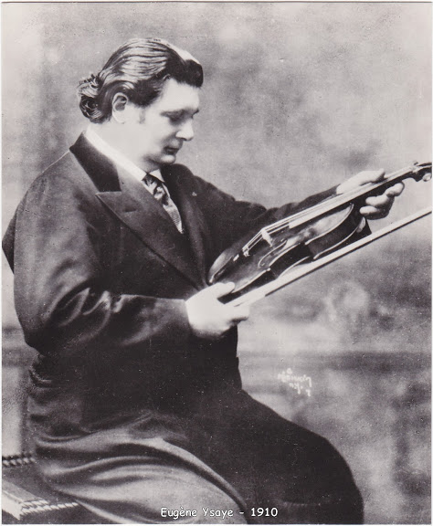 E_Y_ - 1910 - Assis, regarde son violon